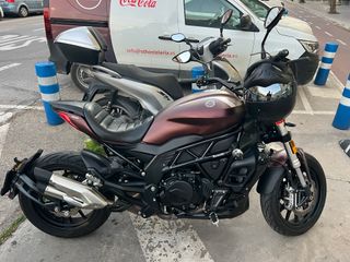 Benelli 502C 2019 + 2 Cascos