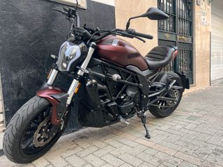 Benelli 502C 2019 + 2 Cascos