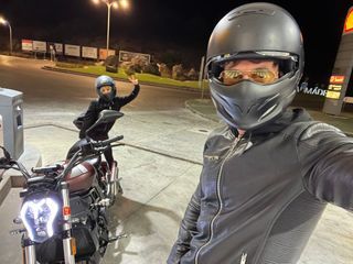 Benelli 502C 2019 + 2 Cascos