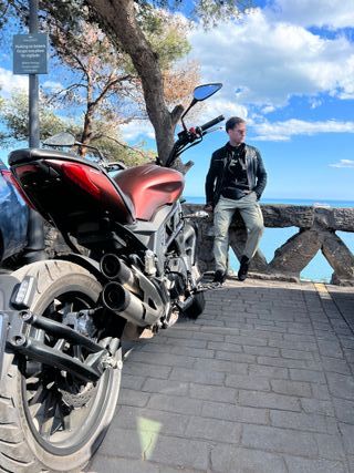 Benelli 502C 2019 + 2 Cascos