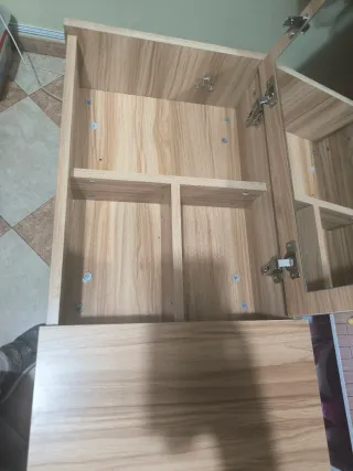 Tocador de madera con espejo y taburete