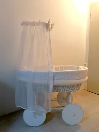 Cuna de mimbre con dosel