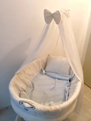 Cuna de mimbre con dosel