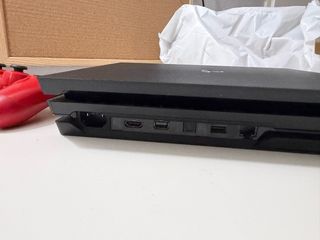 PS4 1TB + Mando Rojo + FIFA 18