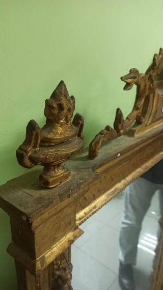 Espejo dorado con marco tallado