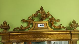 Espejo dorado con marco tallado