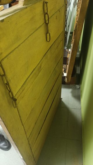 Espejo dorado con marco tallado