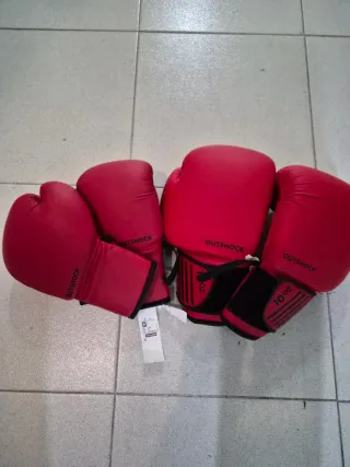 Puchin y Guantes de boxeo Outshock rojos.
