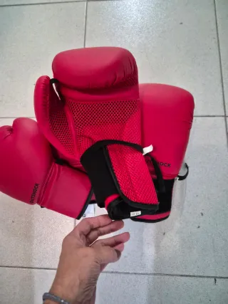 Puchin y Guantes de boxeo Outshock rojos.