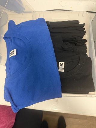 Impresionante lote de prendas sin usar