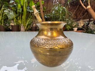 Lota de latón vintage con cuchara