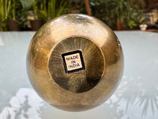 Lota de latón vintage con cuchara