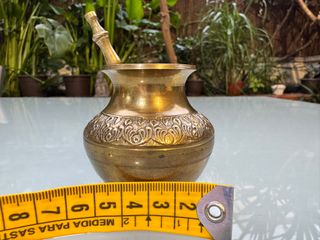 Lota de latón vintage con cuchara