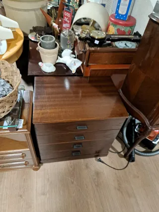 Mesa de madera marrón