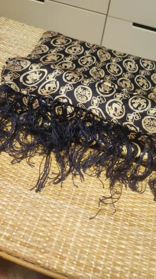 Pañuelo estampado con flecos