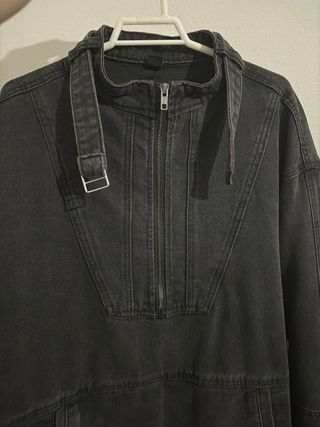 Sudadera vaquera negra con cremallera