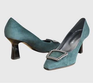 Salón gamuza verde hebilla plateada