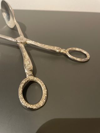 Muy bellas pinzas antiguas en metal plateado