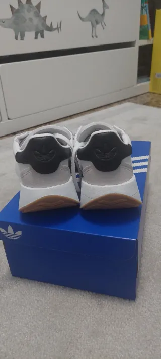 Zapatillas Adidas Blancas y Negro