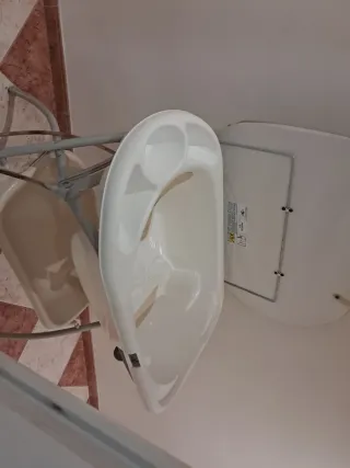 Bañera y cambiador para bebé.
