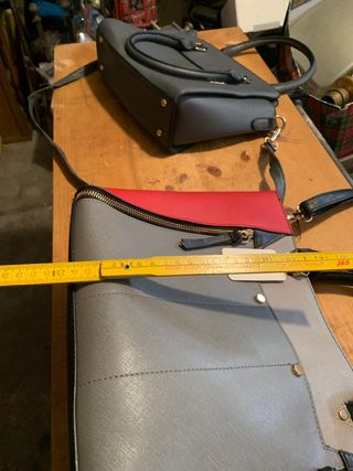 Borsa a mano grigia e rossa