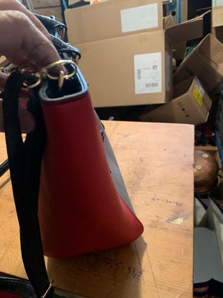 Borsa a mano grigia e rossa