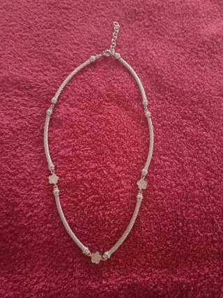 Gargantilla plateada con tréboles... Plata y acero