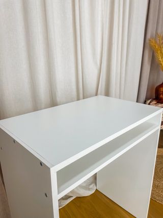 Mesa de ordenador blanca