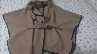 Capa Beige Talla Única con Capucha