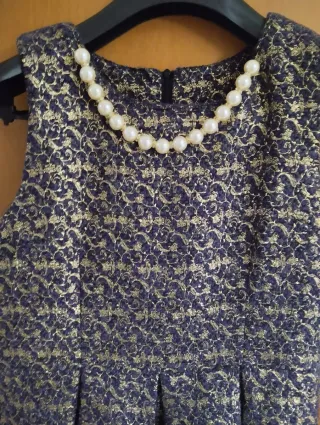 Vestido morado y dorado con perlas
