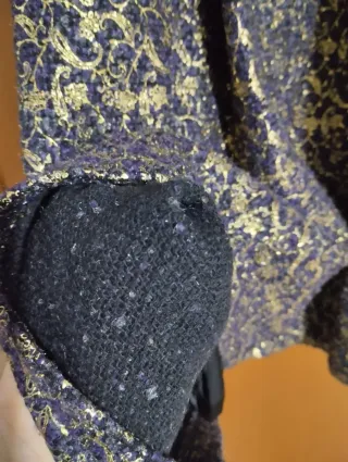Vestido morado y dorado con perlas