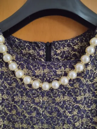 Vestido morado y dorado con perlas