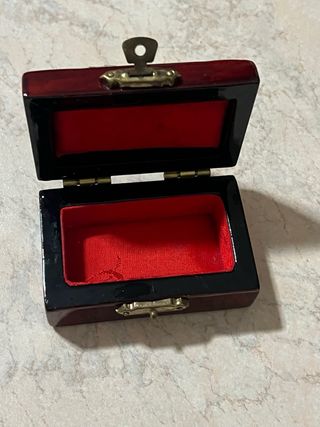 Cofanetto elegante vintage con rilievo metallico