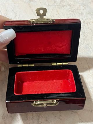 Cofanetto elegante vintage con rilievo metallico