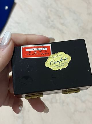 Cofanetto elegante vintage con rilievo metallico