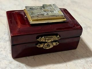 Cofanetto elegante vintage con rilievo metallico