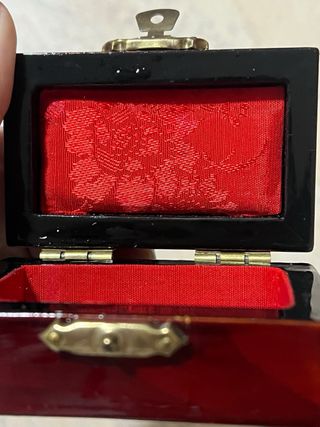 Cofanetto elegante vintage con rilievo metallico