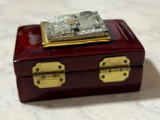 Cofanetto elegante vintage con rilievo metallico