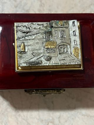 Cofanetto elegante vintage con rilievo metallico