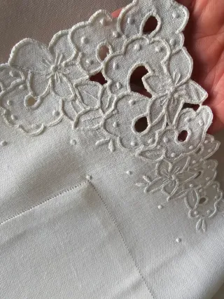 Completo letto matrimoniale ricamato a mano