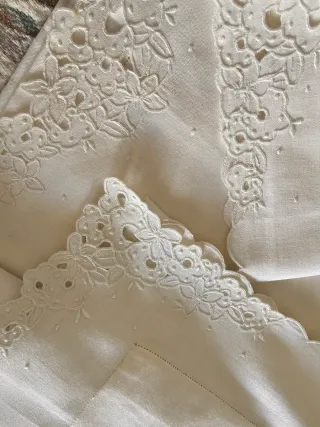 Completo letto matrimoniale ricamato a mano