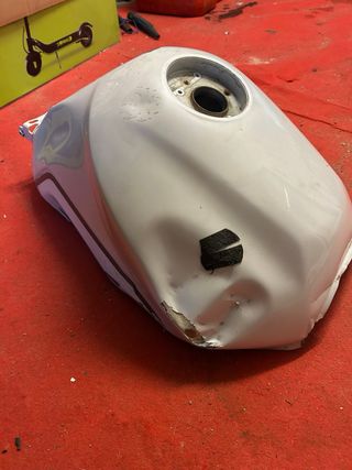 Depósito Yamaha XJ6 Danificado