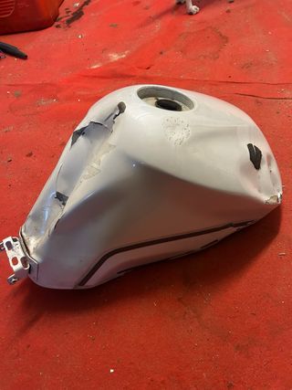 Depósito Yamaha XJ6 Danificado