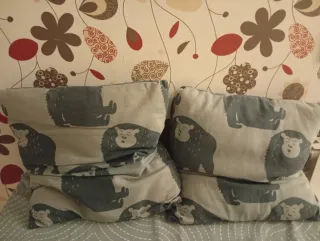 Cojín infantil IKEA con estampado de animales