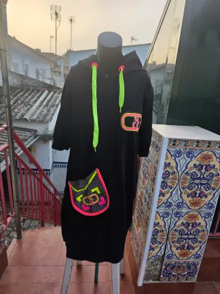 Vestido Negro con Detalles Neón Talla Única