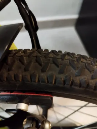 Bicicleta infantil BTWIN negra y amarilla