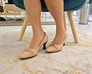 Salón piel nude con hebilla dorada