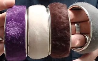 Pulseras peludas (beige, marrón, gris, morado)