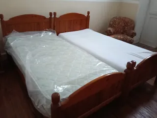 2 Camas 90cm Madera, mesita de noche y espejo