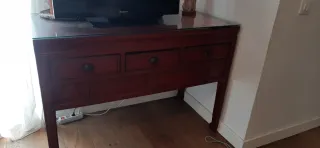 Mueble aparador madera rojo con cristal